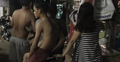 Đánh nhóm trai lạ vì đi chơi với bạn gái mình
