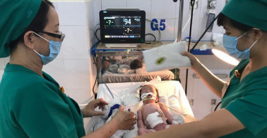 Thai phụ bất ngờ chuyển dạ trên đường xuống Sài Gòn, bé gái vừa chào đời đã bị lòi ruột ngoài ổ bụng nguy kịch