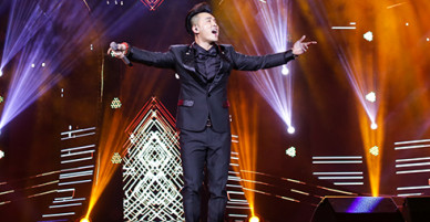 Người hâm mộ liên tục hát cùng Ưng Hoàng Phúc loạt hit đình đám trong liveshow