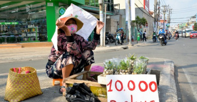 Người lao động Sài Gòn chật vật mưu sinh những ngày nắng nóng đổ lửa