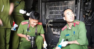 Cảnh sát khám nghiệm hiện trường căn nhà cháy 5 người chết ở Đà Lạt