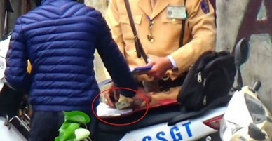Hà Nội đình chỉ nhiều cảnh sát giao thông nghi nhận tiền mãi lộ