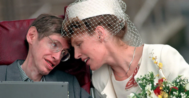 Câu chuyện tình hợp - tan, tan - hợp đầy cảm động giữa nhà vật lý học thiên tài Stephen Hawking và người vợ Jane Wilde