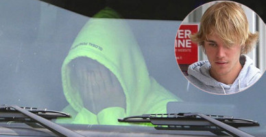 Justin Bieber bưng mặt u sầu trong xe sau khi chia tay Selena Gomez