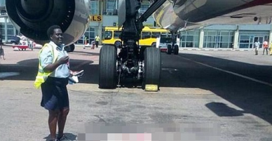 Tai nạn hy hữu: Ngã ra ngoài cửa thoát hiểm máy bay, nữ tiếp viên hàng không tử nạn trên đường băng