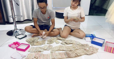 Cô gái muốn khóc vì hội bạn thân mừng cưới bằng một xấp tiền lẻ, ngồi đếm 2 tiếng mới xong