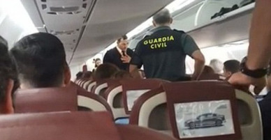 Miệt thị tiếp viên hàng không da màu, người đàn ông bị lôi xuống máy bay trước sự tán đồng của hành khách