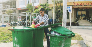 Quá yêu Đà Nẵng, chàng trai Tây lặng lẽ nhặt rác mỗi ngày: “Tôi không muốn thành phố này mất đẹp trong lòng du khách