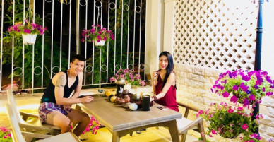 Thủy Tiên khoe khoảnh khắc bình yên bên Công Vinh trong căn biệt thự tiền tỷ ngập tràn sắc hoa