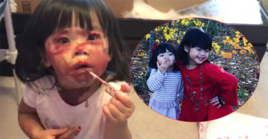 Hai bé gái bị bắt quả tang lấy đồ trang điểm của mẹ ra vẽ mặt