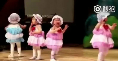 Bé gái sợ đám đông đến phát khóc nhưng vẫn nhảy đúng điệu