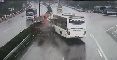 Clip vụ va chạm kinh hoàng giữa xe cứu hỏa và xe khách trên cao tốc Pháp Vân