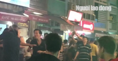 3 thanh niên đánh ông Tây ở phố đi bộ Bùi Viện khai gì?