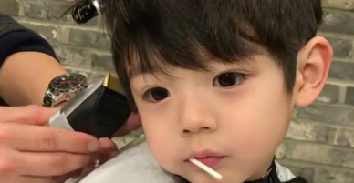 Mơ màng ngậm kẹo trong lúc cắt tóc, cậu nhóc Hàn Quốc đốn tim cả triệu người vì quá đẹp trai