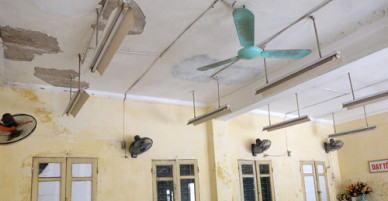 Trường học chi chít vết nứt, tróc vữa giữa thủ đô