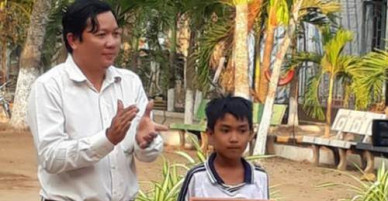 3 học sinh lớp 2 trả ví tiền và điện thoại cho người mất