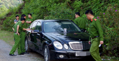 Nghi án vợ chồng bác sĩ và con chết ngạt trong chiếc xe khóa cửa