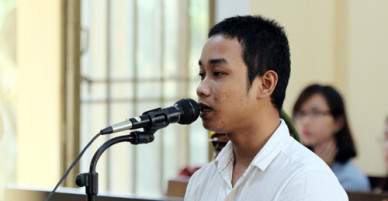 Nhắc chồng hát karaoke nhỏ, vợ bị tưới xăng đốt