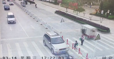 Trung Quốc: Mẹ mải dán mắt vào điện thoại, con trai chạy qua đường bị ôtô tông trực diện