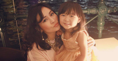 Diva Thanh Lam quấn quýt bên cháu ngoại ở Australia