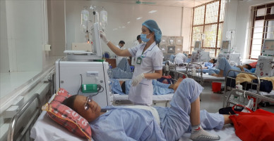 Ngày đầu đơn nguyên thận nhân tạo Bệnh viện Đa khoa tỉnh Hòa Bình hoạt động trở lại
