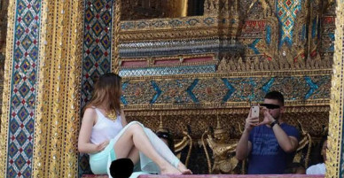 Nữ du khách ăn mặc thiếu vải, chụp ảnh phản cảm trong chùa, cư dân mạng phẫn nộ yêu cầu bắt giữ