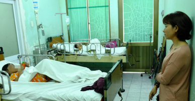 Hai bé gái sinh đôi thoát chết thần kỳ giữa ngọn lửa dữ vụ cháy ở chung cư Carina Plaza nhờ sự nhanh trí của mẹ