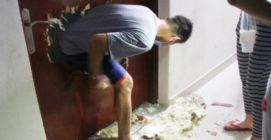 Người dân phá cửa, đục lỗ chui vào nhà cứu đồ đạc, đi tìm nơi lánh nạn sau vụ cháy chung cư Carina