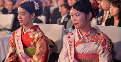 Nữ hoàng và công chúa hoa anh đào trao hoa khai mạc lễ hội giao lưu văn hoá Việt Nam - Nhật Bản