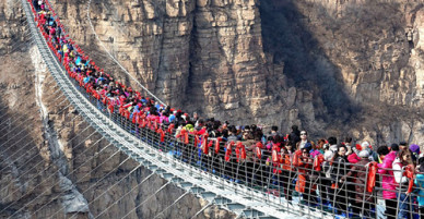 Hàng trăm người chen chân đi trên cây cầu treo đáy kính dài nhất thế giới