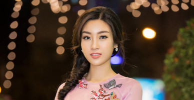 Hoa hậu Đỗ Mỹ Linh duyên dáng đi chấm thi