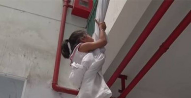Có nên buộc dây thả trẻ xuống khi cháy chung cư?
