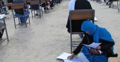 Bà mẹ Afghanistan vừa ôm con vừa làm bài thi đại học