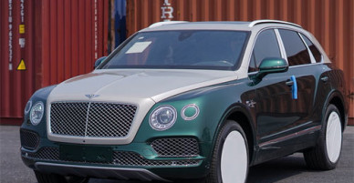 Xe siêu sang Bentley Bentayga màu lạ về Việt Nam