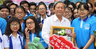 Học sinh miền Tây rưng rưng tiễn thầy hiệu trưởng về hưu
