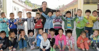 Cô giáo đỡ đầu hơn 300 trẻ em xa cha mẹ ở nông thôn Trung Quốc
