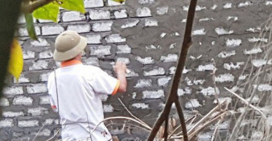 Nghi phạm giết người được cho về nhà chữa bệnh nhưng đi làm thợ xây