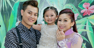 Nghệ sĩ cải lương Bình Tinh lần đầu xuất hiện bên chồng và con gái