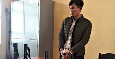Bốn thanh niên mang bình hơi cay, ớt bột đi trộm chó