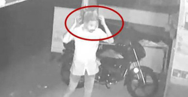 Tên trộm ngờ nghệch tự tin giấu mặt bằng túi nilon trong suốt rồi thản nhiên trộm cắp trước camera