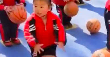 Clip: Màn đập bóng siêu đã mắt của các em bé Trung Quốc, lớn lên chắc thành VĐV hết cho coi!