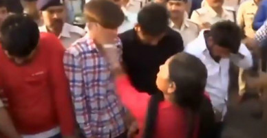 Bốn thanh niên Ấn Độ bị bắt diễu phố, ăn roi vì tội cưỡng hiếp
