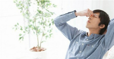 Bạn gái tôi chụp ảnh hôn người đàn ông khác