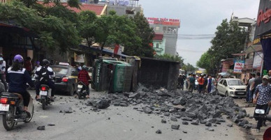 Tài xế kể lại pha đánh lái ngoạn mục tránh hai người ngã giữa đường