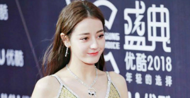 Mỹ nữ Tân Cương Địch Lệ Nhiệt Ba khoe đường cong trên thảm đỏ
