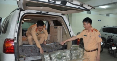100 bánh heroin giấu trong ngăn bí mật của ôtô