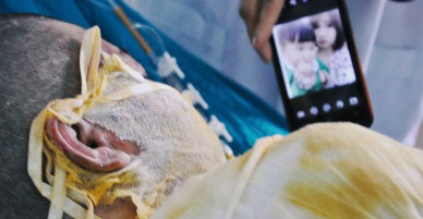 Vụ 2 cô gái bị thiêu sống ở Vĩnh Phúc: Nằm trên giường bệnh, người mẹ đau đớn nhìn con qua màn hình điện thoại cho vơi nỗi nhớ