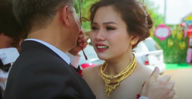 Clip xúc động: Cô dâu mắt đỏ hoe, khóc nức nở khi phải tạm biệt cha để về nhà chồng