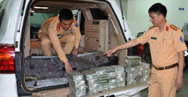 3 khoang kín chứa 100 bánh heroin trong chiếc ôtô biển số Lào - VnExpress