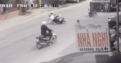 Nhân chứng vụ tài xế bẻ lái tránh 2 nữ sinh: Chúng tôi đã đỡ hai cô gái và dặn sau này quay lại cảm ơn bác tài